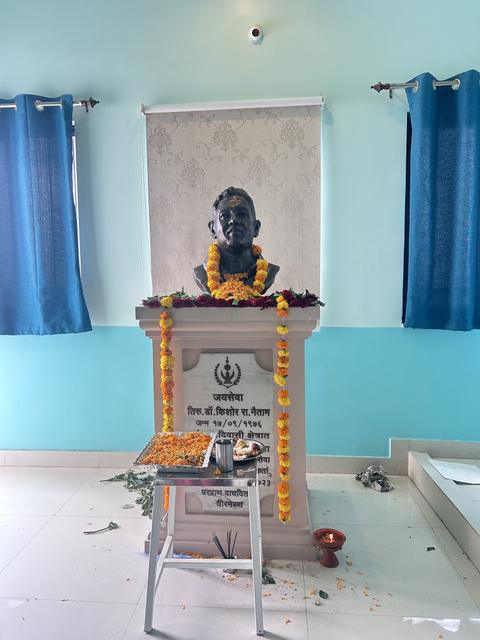 चौथऱ्यावरील हार घातलेला स्मारक अर्धपुतळा