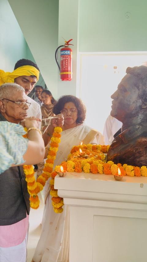 अनावरण सोहळ्यात अर्धपुतळ्याला हार घालणारे पाहुणे
